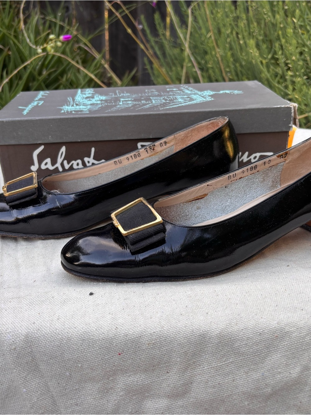 Vintage Salvatore Ferragamo Vara Black Patent Bow Pumps 10 A2
